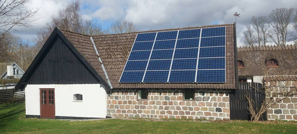 Diagram comparing string vs micro inverter solar setups showing panel-level optimization