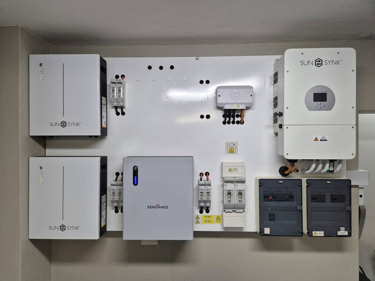 Diagram showing solar panels connected in series to a string inverter, illustrating inverter di stringa significato